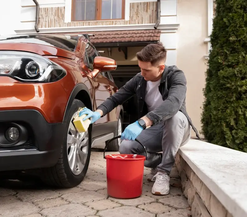 Lavage auto à domicile Allamps : professionnel intervenant sur un véhicule
